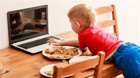 E­k­r­a­n­ ­b­a­ş­ı­n­d­a­ ­y­e­m­e­k­ ­y­i­y­e­n­ ­ç­o­c­u­k­l­a­r­d­a­ ­o­b­e­z­i­t­e­ ­r­i­s­k­i­